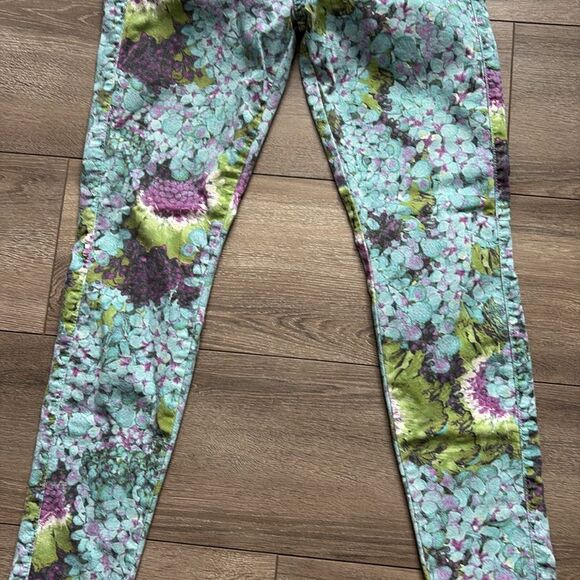 MM129 ✨Host Pick✨ Guess floral print brittany ankle length skinny jeans - Picture 3 of 10